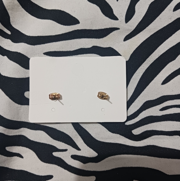 Women light gold shell stud mini earrings - Picture 4 of 5